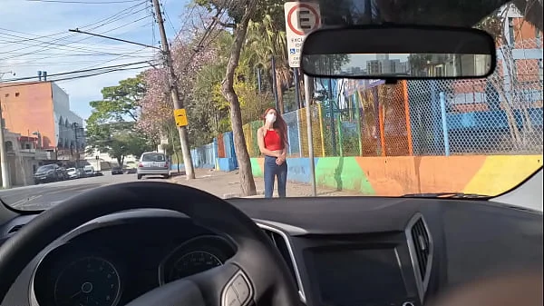 Pedindo informações na rua para uma bela mulher no ponto de ônibus!